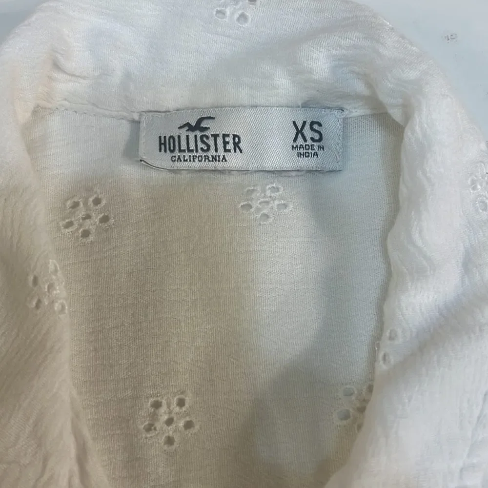 Cute white‎ Hollister top with buttons and tie/ short sleeve